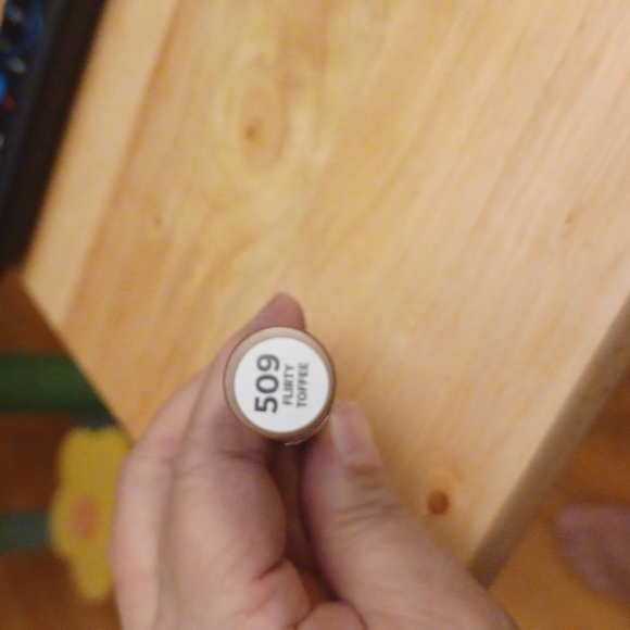 L'Oreal Matte Lip Crayon #509 Flirty Toffee Brand New Factory Sealed - Picture 4 of 4